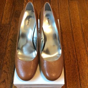 Light brown butternut faux snakeskin pumps